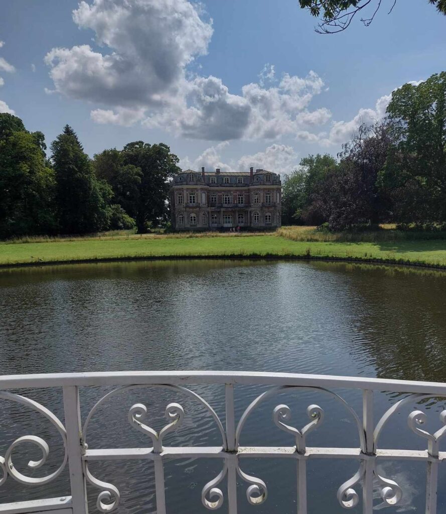 Het kasteel van Ingelmunster aan het water. (Essentiële snacks voor een geslaagde wandeltocht)